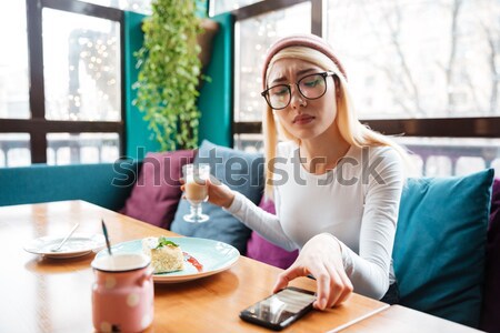 Mooie jonge dame drinken koffie vergadering Stockfoto © deandrobot