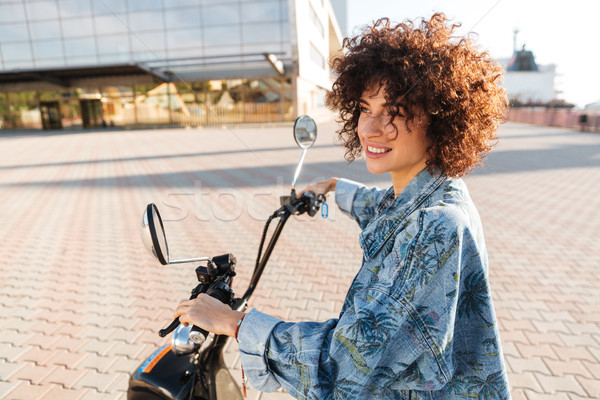 Foto stock: Elegante · sorrindo · sessão · moderno · motocicleta · ao · ar · livre