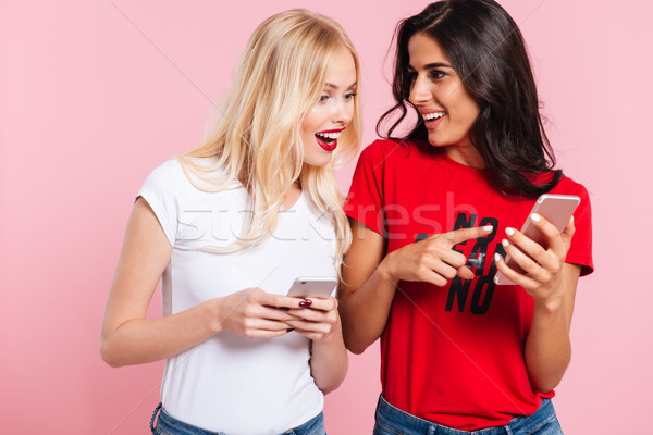 Stock foto: Jungen · schönen · Brünette · Frauen · Smartphones