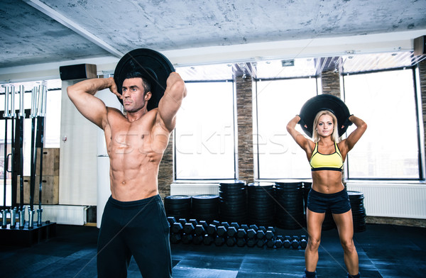 Muscular om potrivi femeie antrenament sală de gimnastică Imagine de stoc © deandrobot