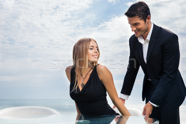 Foto stock: Cavalheiro · ajuda · namorada · restaurante · homem · mar