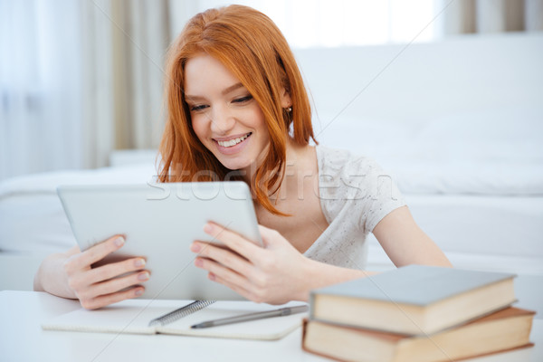 Vrouw vergadering tabel huiswerk glimlachend Stockfoto © deandrobot