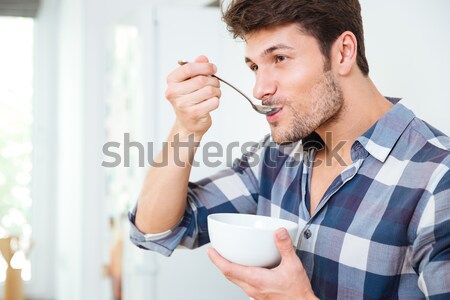 Foto stock: Homem · alimentação · cereais · leite · café · da · manhã · cozinha