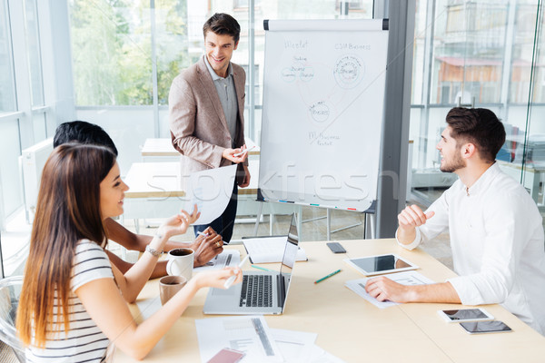 Foto stock: Feliz · empresário · apresentação · pessoas · de · negócios · escritório