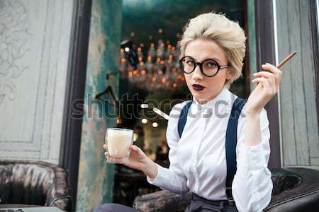 Stockfoto: Vrouw · roken · drinken · koffie · melk · cafe