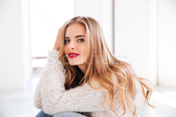 Foto stock: Retrato · atractivo · suéter · lápiz · labial · rojo