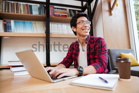[[stock_photo]]: Homme · utilisant · un · ordinateur · portable · bibliothèque · potable · café