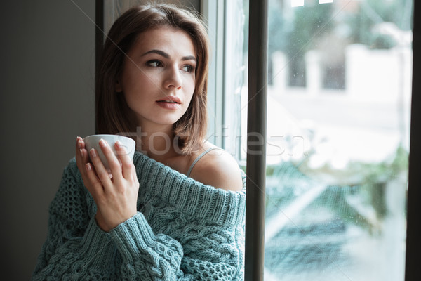 Kadın bakmak pencere kafe içme kahve Stok fotoğraf © deandrobot