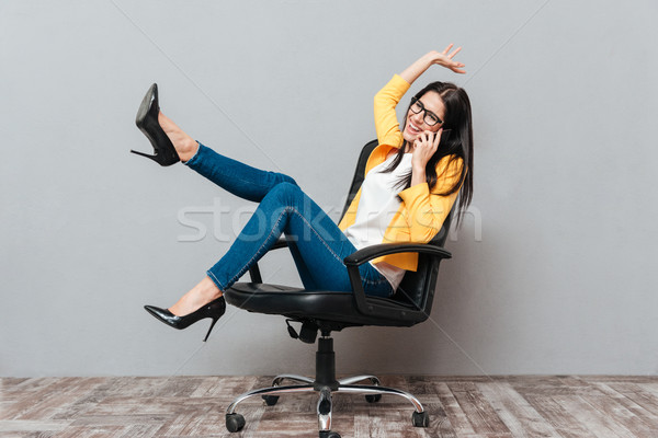 Pretty woman posiedzenia krzesło biurowe mówić telefonu młodych Zdjęcia stock © deandrobot