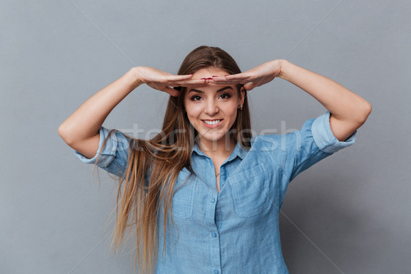 [[stock_photo]]: Femme · shirt · mains · tenant · front · regarder · caméra