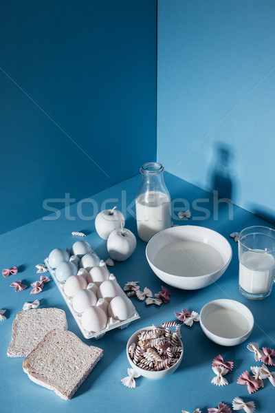 Foto d'archivio: Bottiglia · latte · uova · fette · pane