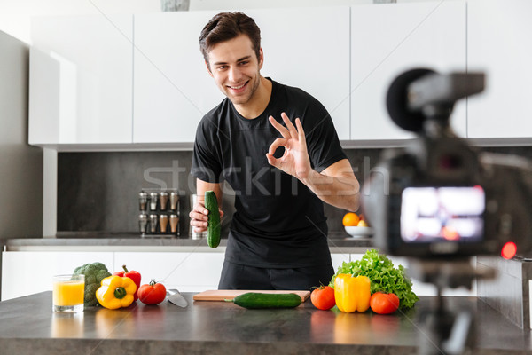 Glimlachend jonge man video blog gezonde voeding koken Stockfoto © deandrobot