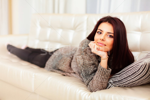 Stockfoto: Jonge · mooie · vrouw · ontspannen · sofa · home · naar