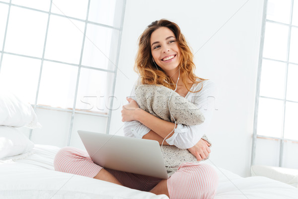 Nő pizsama ül ágy laptop számítógép gyönyörű nő Stock fotó © deandrobot