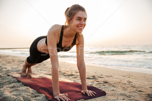 Portret jonge vrouw yogamat buitenshuis strand Stockfoto © deandrobot