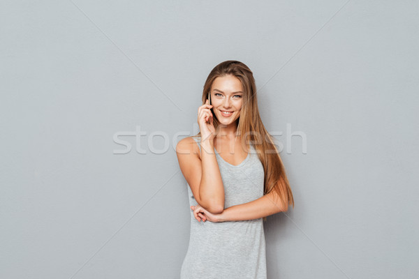 Vrolijk vrouw praten telefoon geïsoleerd grijs Stockfoto © deandrobot