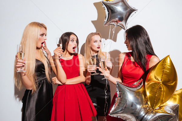 [[stock_photo]]: étonné · jeunes · femmes · potable · champagne · parler · fête