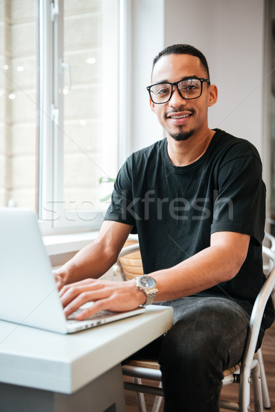 Foto stock: Guapo · África · empresario · escribiendo · portátil · foto