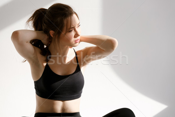 Stockfoto: Portret · fitness · vrouw · vergadering · nekpijn · jonge · geïsoleerd