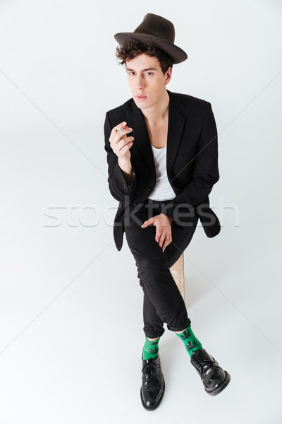 垂直 圖像 男子 訴訟 坐在 抽煙 商業照片 © deandrobot