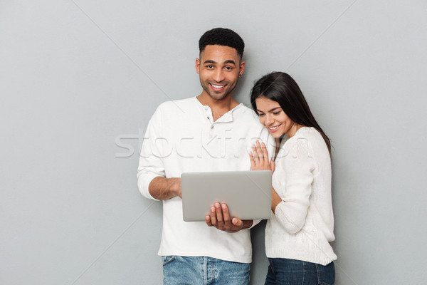 Fericit iubitor cuplu gri perete Imagine de stoc © deandrobot