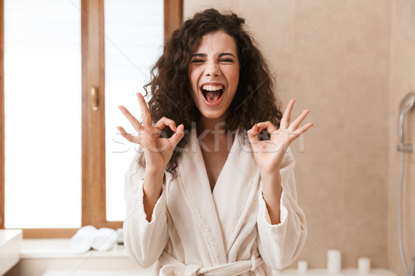 Jeunes cute femme regarder caméra salle de bain [[stock_photo]] © deandrobot