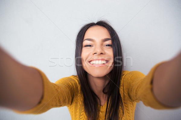 Mujer hermosa foto sonriendo gris mirando Foto stock © deandrobot