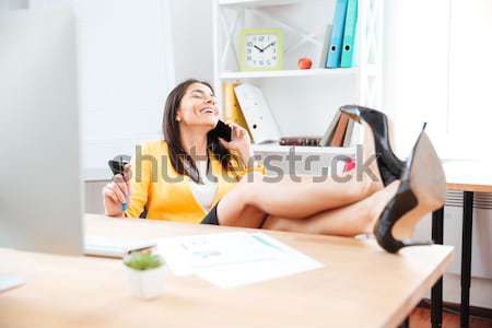 Mulher bonita fotógrafo trabalhando laptop escritório bastante Foto stock © deandrobot