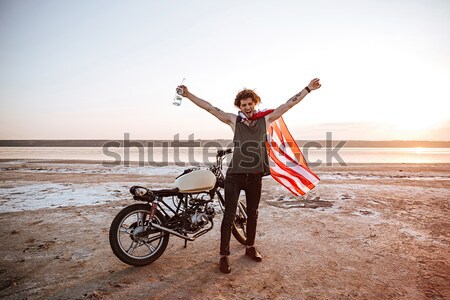 Hombre bandera de Estados Unidos las manos en alto aire jóvenes brutal Foto stock © deandrobot