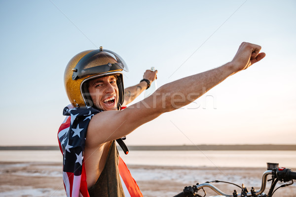 Hombre bandera de Estados Unidos las manos en alto aire sonriendo brutal Foto stock © deandrobot