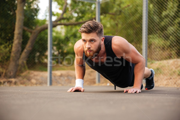 Anziehend bärtigen Sportler Liegestütze Freien jungen Stock foto © deandrobot
