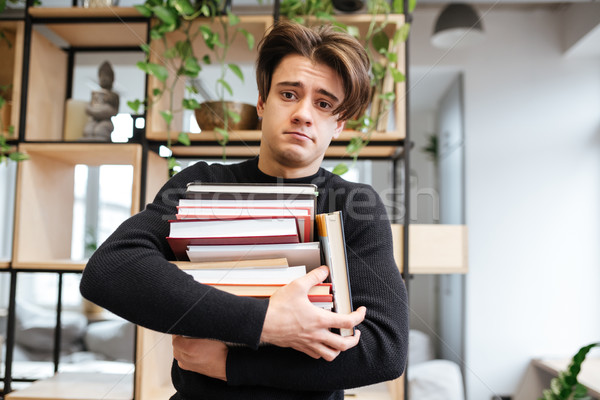 Confuso caucasiano estudante biblioteca livros Foto stock © deandrobot