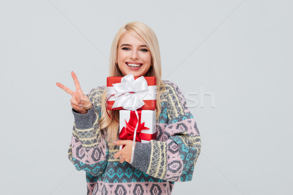 Stock foto: Mädchen · Pullover · halten · Sieg