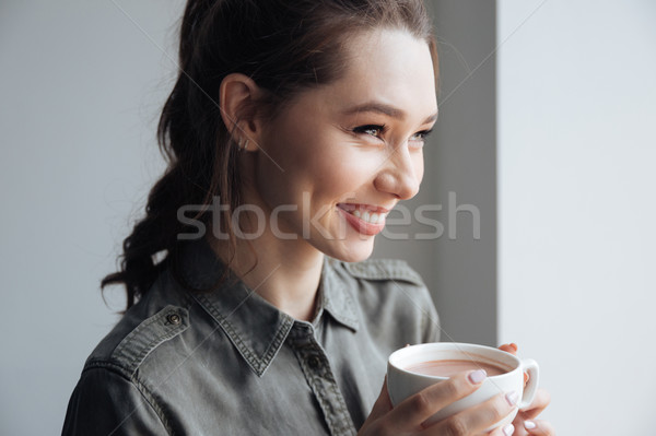 Zijaanzicht jonge vrouw shirt koffie gezicht Stockfoto © deandrobot