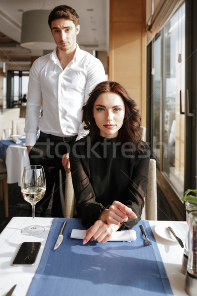 Verticaal afbeelding vrouw restaurant man achter Stockfoto © deandrobot