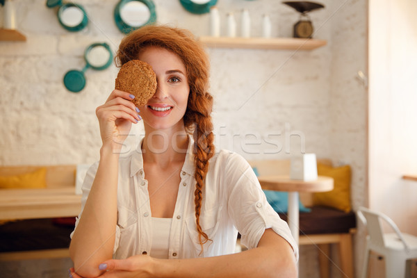 Porträt lächelnd Rotschopf Frau Sitzung Kaffeehaus Stock foto © deandrobot