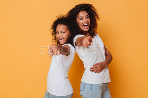 Portret twee glimlachend afrikaanse zusters permanente Stockfoto © deandrobot