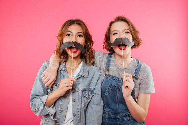 Funny Frauen Freunde halten Fake Schnurrbart Stock foto © deandrobot