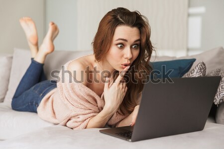 Kadın dizüstü bilgisayar kullanıyorsanız yatak ev ev Stok fotoğraf © deandrobot