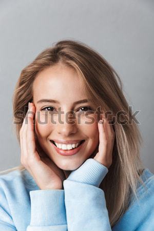 Heureux femme utilisant un ordinateur portable ordinateur lit portrait Photo stock © deandrobot