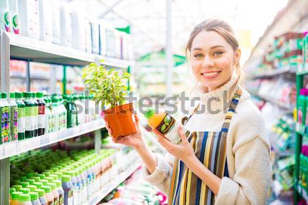 Mujer jardinero lectura agrícola productos químicos flores Foto stock © deandrobot