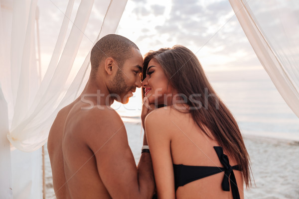 Sensueel paar zoenen strand mooie Stockfoto © deandrobot