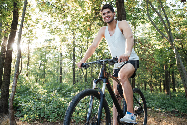 Zâmbitor ciclist pădure vedere laterala om sportiv Imagine de stoc © deandrobot