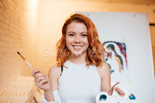 Foto stock: Alegre · senhora · pintor · em · pé · lona