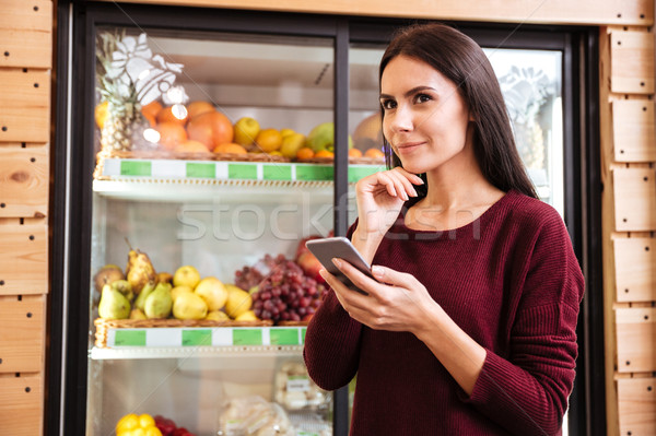 ストックフォト: 沈痛 · 女性 · 携帯電話 · 思考 · 食料品 · ショップ