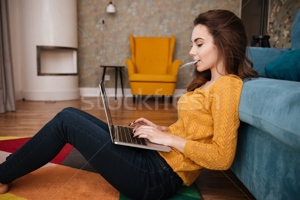 Portrait jeune femme Shopping ligne carte de crédit [[stock_photo]] © deandrobot