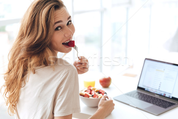 [[stock_photo]]: Vue · arrière · jeune · femme · fraise · regarder · caméra · jeunes