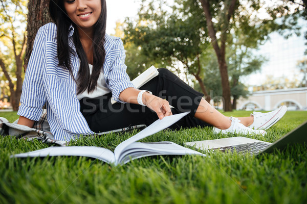 Foto stock: Foto · sonriendo · Asia · mujer · lectura · deberes