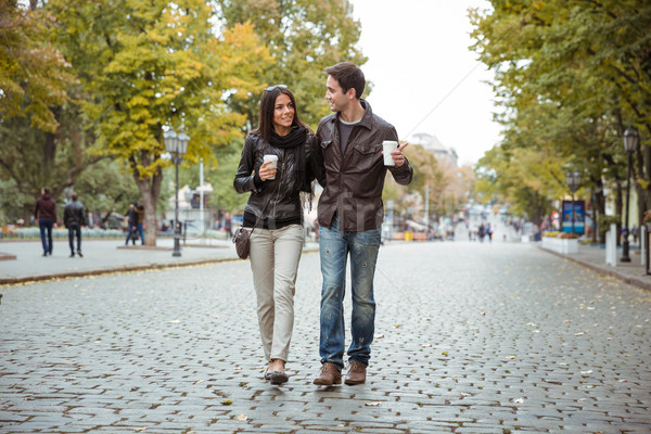 Foto stock: Sorridente · casal · caminhada · ao · ar · livre · retrato