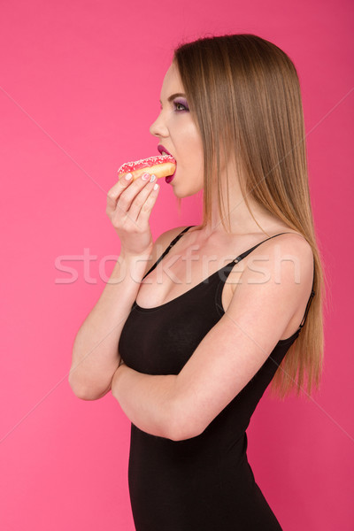 Profil genç güzel kız tatma tatlı çörek güzel Stok fotoğraf © deandrobot
